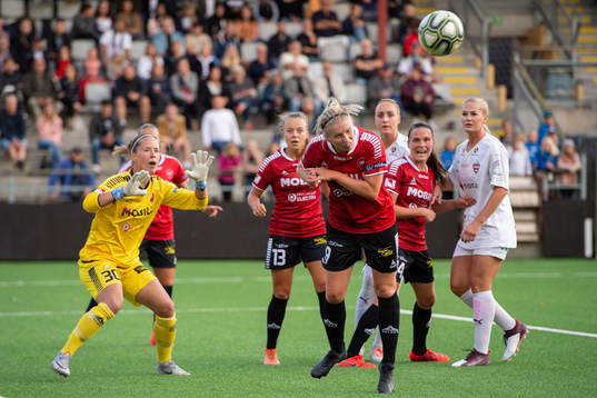 Limhamn Bunkeflos Amanda Kander nickar undan en boll