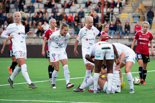 Rosengårds spelare jublar efter 1-0 av Lisa-Marie Utland