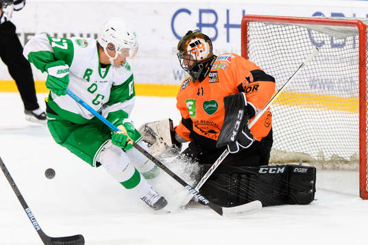 Rögles Leon Bristedt oroar framför Graz 99ers målvakt