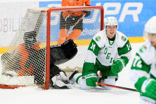 Rögles Jakob Bondesson framför Graz 99ers målvakt