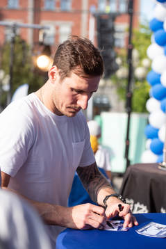 Alexander Steen skriver autograf