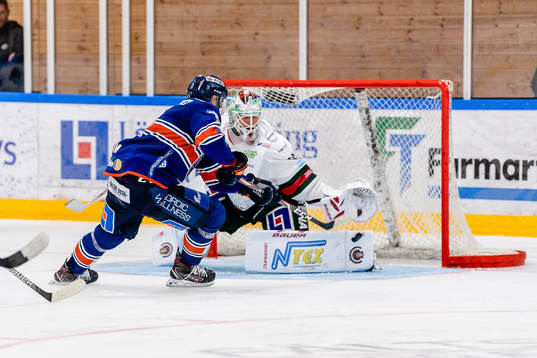 Växjös Oliver Bohm oroar framför Frölundas målvakt