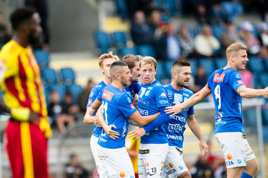 a vänster) gör 1-1 och jublar med lagkamrater