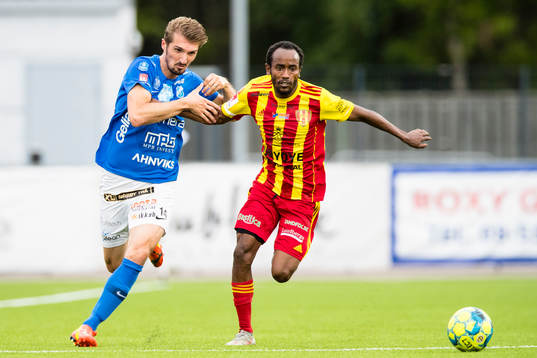 Norrbys Dardan Rexhepi i kamp om bollen med Syrianskas