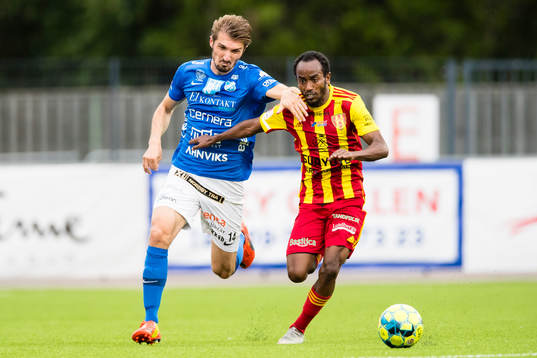 Norrbys Dardan Rexhepi i kamp om bollen med Syrianskas