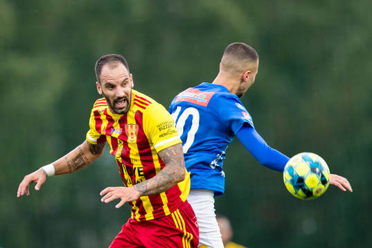 Syrianskas Marco Mihajlovic i kamp om bollen med Norrbys