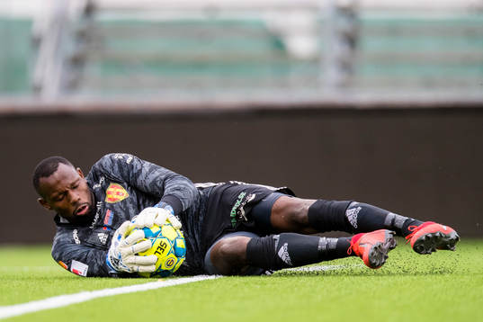 Syrianskas målvakt Dwayne St Aubyn Miller med en räddning