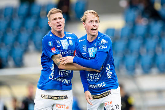 Norrbys Robin Strömberg (h) jublar med Nicklas Savolainen (v) efter att ha gjort 3-3 kvitteringen