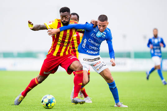 Syrianskas Abdel Rhamane Khalil Diarra i kamp om bollen med