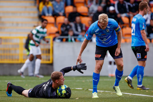 Halmstads målvakt Malkolm Nilsson och Peter Larsson