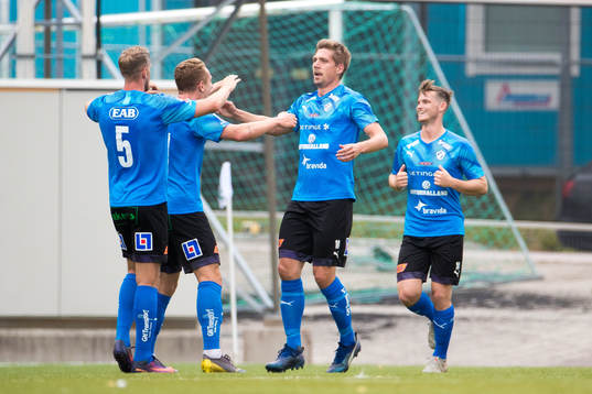 Jubel efter 0-2 av Mikael Boman. Halmstads Andreas Hadenius, Andreas Bengtsson Mikael Boman och Jonathan Svedberg