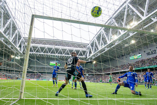 Hammarbys Richard Magyar gör 3-0 bakom Sundsvalls David Mitov Nilsson