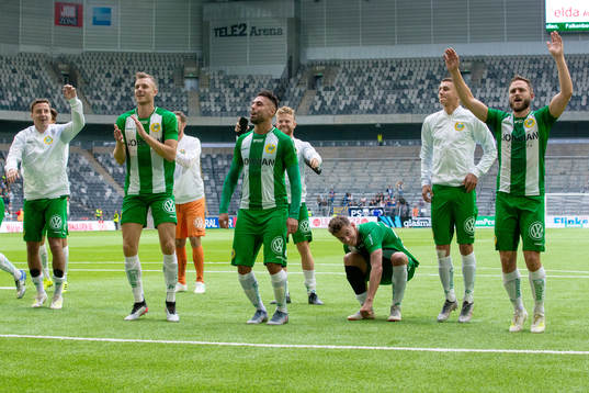 Hammarbys Richard Magyar , Imad Khalili, Alexander Kacaniklic (sittande), Leo Bengtsson och Mats Solheim jublar