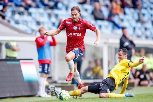 Örgrytes Danny Ervik och Mjällbys Mohanad Jeahze