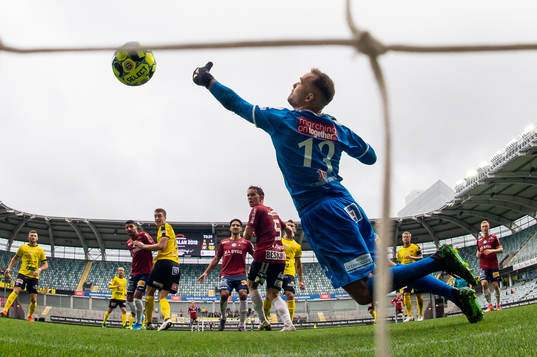 Örgrytes Anton Lans nickar in 1-1 bakom Mjällbys målvakt