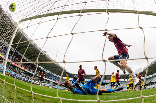 Örgrytes Anton Lans nickar in 1-1 bakom Mjällbys målvakt