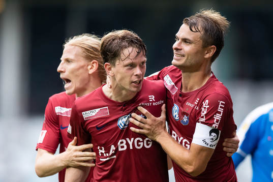 Örgrytes Anton Lans jublar ihop med Gustav Ludwigson och Hannes Sahlin efter 1-1
