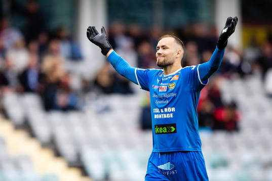 Mjällbys målvakt Carljohan Eriksson jublar
