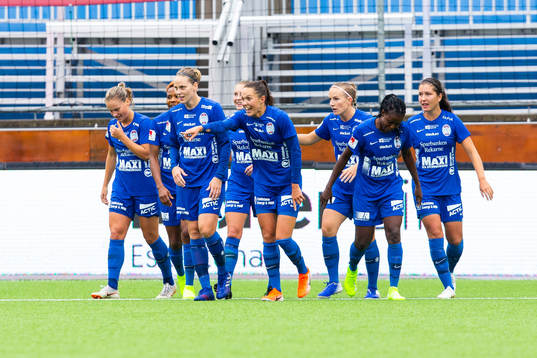 Eskilstunas Felicia Rogic  jublar tillsammans med lagkamrater efter 1-0