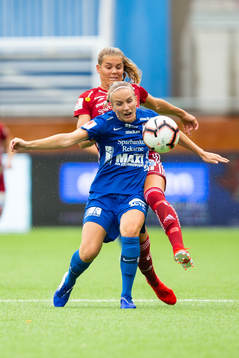 Eskilstunas Petra Johansson i närkamp med Piteås Nina Jakobsson