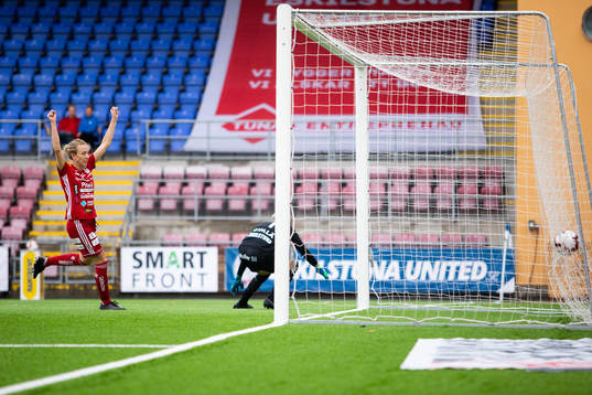 Piteås Olga Ekblom jublar efter att Julia Karlernäs (ej i bild) har gjort 1-1