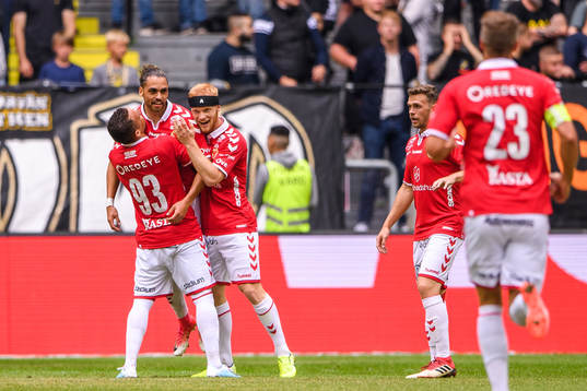 Kalmars Alexander Jakobsen jublar med Rafael Gimenes Da Silva och Nils Fröling efter 0-1
