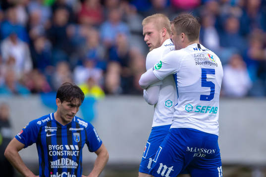 Norrköpings Kalle Holmberg jublar med Christoffer Nyman