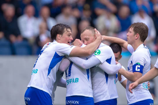 Norrköpings Jón Gudni Fjóluson jublar med Gudmundur