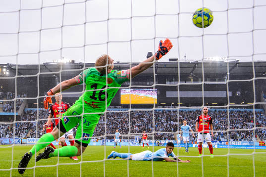 Malmö FFs Romain Gall gör 1-0 bakom Falkenbergs Hampus