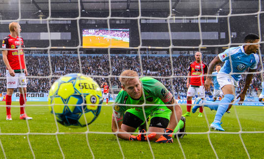 Malmö FFs Romain Gall gör 1-0 bakom Falkenbergs Hampus