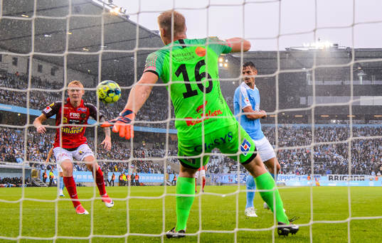 Malmö FFs Markus Rosenberg gör 2-0 bakom Falkenbergs