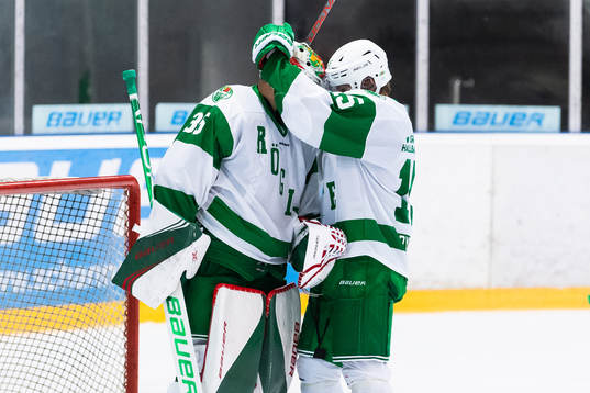Rögles målvakt Roman Will och Simon Ryfors jublar