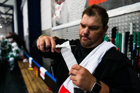 Rögles materialare Frederik Andersen klipper tejp på ett