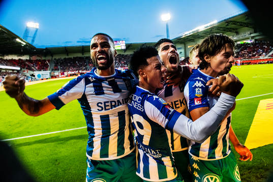 IFK Göteborgs Lasse Vibe jublar med lagkamrater