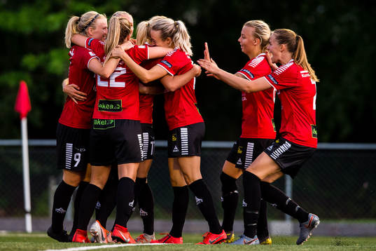 Limhamn Bunkeflos spelare jublar efter 1-0 av Sophie Sundqvist