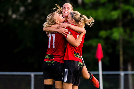Limhamn Bunkeflos Sophie Sundqvist jublar med lagkamrater efter 1-0
