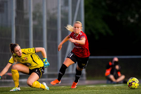 Kungsbackas målvakt Moa Öhman och Limhamn Bunkeflos Sophie Sundqvist