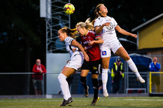 Kungsbackas Ida Pettersson och Emilia Hjertberg i nickduell med Limhamn Bunkeflos Natalie Hoff Persson