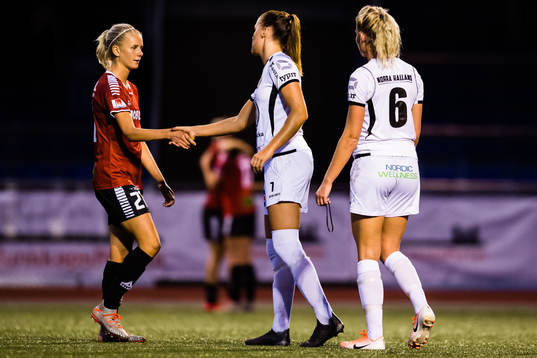 Limhamn Bunkeflos Nellie Lilja och Kungsbackas Ida Pettersson och Klara Rybrink tackar varandra