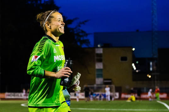 Limhamn Bunkeflos målvakt Chandra Bednar jublar