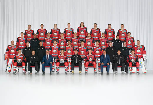  Axel Wemmenborn, Niklas Arell, Linus Cronholm, Lars Bryggman, Malte Setkov, Adam Ollas Mattsson, Marcus Björk, Max Görtz. 3:e ledet från vänster: Carl-Johan Lerby, läkare David Roberts, Frederik Storm, Johan Olofsson, Matias Lassen, Nikolai Meyer, Konstantin Komarek, osteopat Niklas Torpling, Carl Persson. 2:a ledet från vänster: Oscar Alsenfelt, materialförvaltare Anders Fagerström, fystränare Freddie Sjögren, Emil Molin, Jesper Jensen, Christoffer Forsberg, Tobias Ekberg, målvaktstränare Henning Sohlberg, materialförvaltare Håkan Karlsson, Lars Volden. Sittande från vänster: Henrik Hetta, assisterande tränare Martin Filander, VD och Sportchef Patrik Sylvegård, Emil Sylvegård, tränare Peter Andersson, Fredrik Händemark, ordförande Mats Larsson, assisterande tränare Jesper Mattsson, Jesper Jensen Aabo.