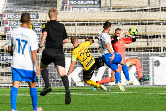 Elfsborgs målvakt Camil Altun räddar skott i kam med Värnamos Behar Ferizi