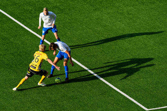 Elfsborgs Kevin Liimatainen i kamp med Värnamos Axel Winberg och David Danielsson