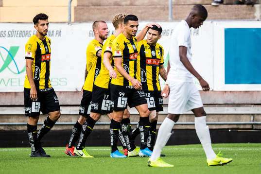 Häckens Paulinho jublar med lagkamrater