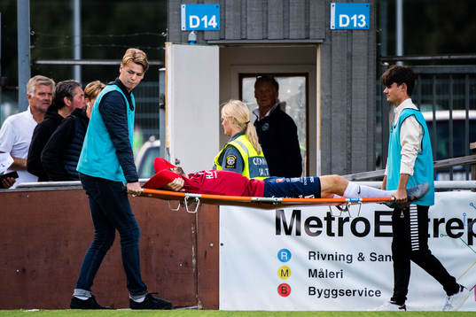 Örgrytes Simon Nilsson bärs ut på bår