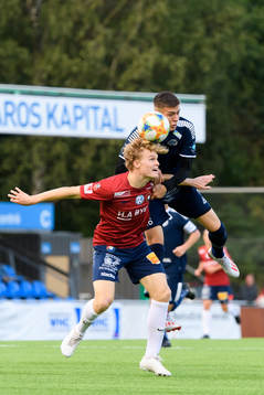 Örgrytes Freddie Brorsson i kamp om bollen med Utsiktens