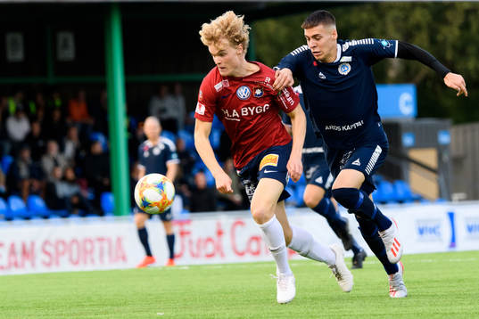 Örgrytes Freddie Brorsson i kamp om bollen med Utsiktens