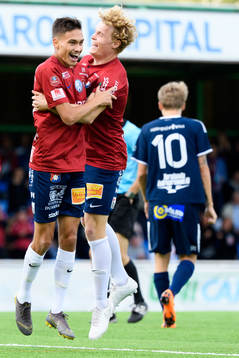 Örgrytes Fredrik Zanjanchi och Freddie Brorsson jublar efter att Fredrik Zanjanchi gjort 0-1