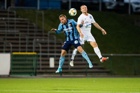 Djurgårdens Nicklas Bärkroth i en nickduell med Akropolis