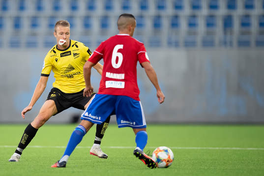 Henrik Robstad of Start and Mohammed Mahnin of Skeid